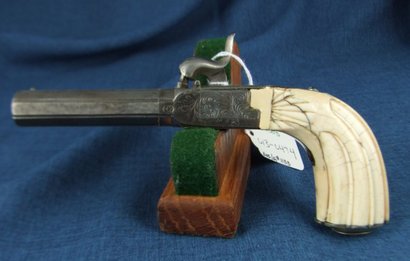 Esta es una pistola monotiro de percusion, calibre aprox .50 con la culata de marfil y fabricada en Belgica. 01