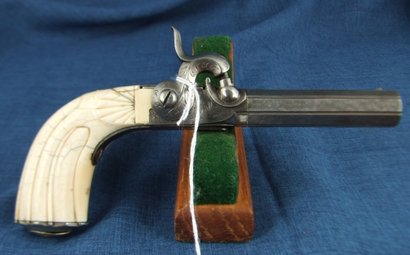 Esta es una pistola monotiro de percusion, calibre aprox .50 con la culata de marfil y fabricada en Belgica. 00