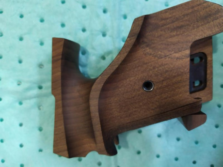 Vendo empuñadura original de la pistola Feinwerkbau AW93, está sin uso, talla M. Yo necesito una talla 02