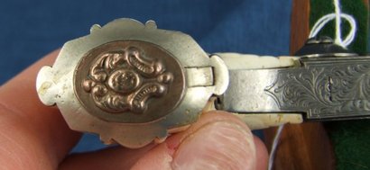 Esta es una pistola monotiro de percusion, calibre aprox .50 con la culata de marfil y fabricada en Belgica. 11