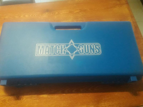 Lo dicho, pistola para competición de fuego central o grueso calibre qué es lo mismo. 
Tres cargadores 01