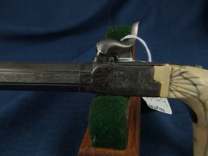 Esta es una pistola monotiro de percusion, calibre aprox .50 con la culata de marfil y fabricada en Belgica. 10