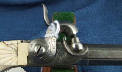 Esta es una pistola monotiro de percusion, calibre aprox .50 con la culata de marfil y fabricada en Belgica. 22