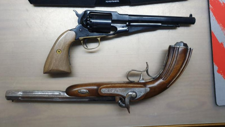 Vendo Pistola Ardesa .45
Revolver Santa barbara .44

Las cachas de la pistola no son originales, aunque 01