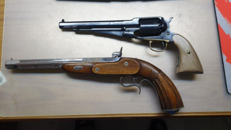 Vendo Pistola Ardesa .45
Revolver Santa barbara .44

Las cachas de la pistola no son originales, aunque 00