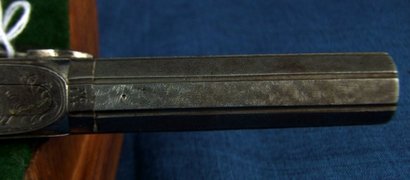 Esta es una pistola monotiro de percusion, calibre aprox .50 con la culata de marfil y fabricada en Belgica. 20