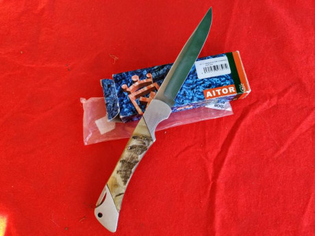 Aitor Commando modelo grande, de las primeras de Pielcu con hoja troquelada, aún material de Ermua.
Preciosa 01