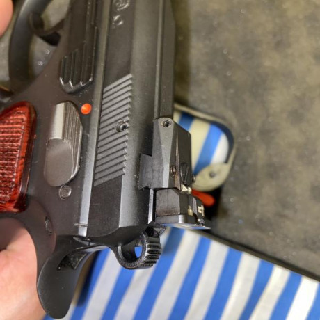 Vendo esta CZ 75 B Omega con 3 cajas de balas disparadas. La compré en diciembre a un compañero del club 20