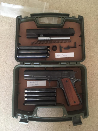 Un amigo vende una norinco 1911 a1 del 45 acp, guiada en A (defensa personal), con tres juegos de cachas 01