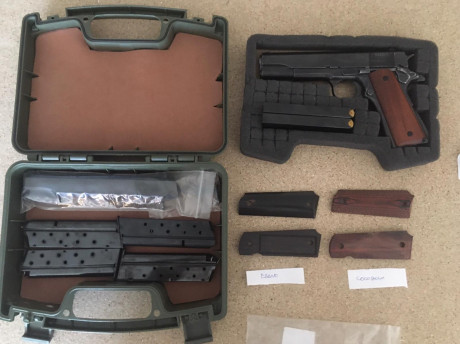 Un amigo vende una norinco 1911 a1 del 45 acp, guiada en A (defensa personal), con tres juegos de cachas 00