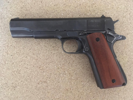 Un amigo vende una norinco 1911 a1 del 45 acp, guiada en A (defensa personal), con tres juegos de cachas 10