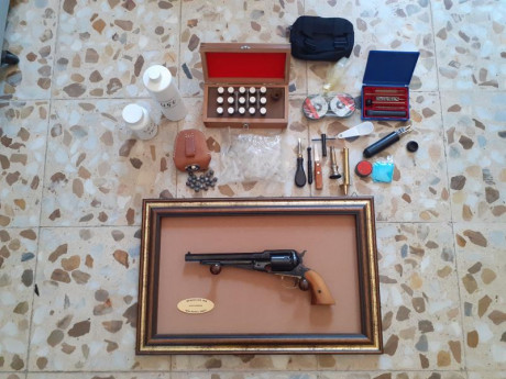 Vendo Revolver Santa Barbara modelo Reminngton 1858, en perecto estado, con cuadro expositor artesanal. 02