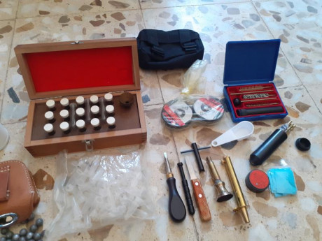 Vendo Revolver Santa Barbara modelo Reminngton 1858, en perecto estado, con cuadro expositor artesanal. 00