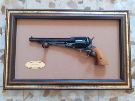 Vendo Revolver Santa Barbara modelo Reminngton 1858, en perecto estado, con cuadro expositor artesanal. 10