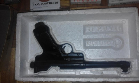 Dos armas cortas de CO2, calibre 4,5 m/m de la marca Crosman, una pistola modelo Mark II en su caja original 01