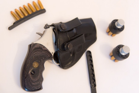 Por falta de uso pongo a la venta el siguiente revólver; Smith & Wesson Mountain Lite 386sc. Se trata 11