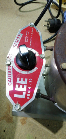 Un compañero de mi club pone a la venta lo siguiente:
Horno Lee Pro 4-20,  ( VENDIDO 
Molde Lee bola .445. 40