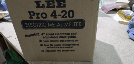 Un compañero de mi club pone a la venta lo siguiente:
Horno Lee Pro 4-20,  ( VENDIDO 
Molde Lee bola .445. 50