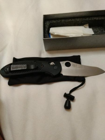 Que tal, vendo esa benchmade Griptilian S30V nueva a estrenar , lo dicho no ha salido de la caja ,solo 11