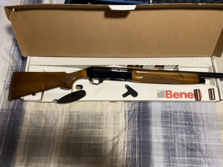 Vendo Benelli Premium nueva del 12. La compré para ponerle un red dot y nunca la estrené. Regalo el carril 02