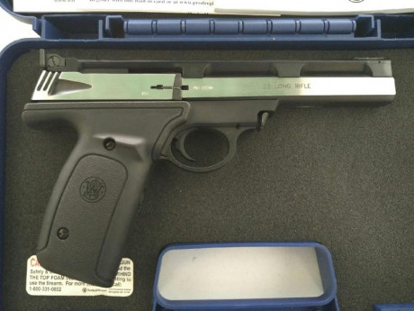 Smith & Wesson 22A-1, ideal para iniciacion en el tiro deportivo.
Cañon de 5,5” calibre 22lr, muy 12
