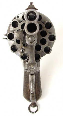 Hola amigos. Tengo una duda.

 En el revolverS&W 686, encima de la palanca para abrir el tambor, en 92