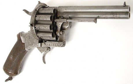 Hola amigos. Tengo una duda.

 En el revolverS&W 686, encima de la palanca para abrir el tambor, en 91