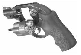 Hola amigos. Tengo una duda.

 En el revolverS&W 686, encima de la palanca para abrir el tambor, en 90