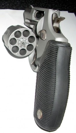 Hola amigos. Tengo una duda.

 En el revolverS&W 686, encima de la palanca para abrir el tambor, en 101