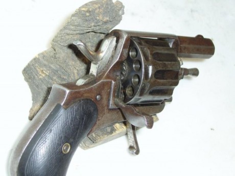 Hola amigos. Tengo una duda.

 En el revolverS&W 686, encima de la palanca para abrir el tambor, en 100