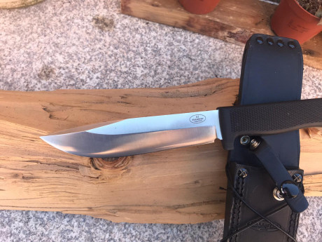 Magnífico cuchillo de la casa sueca fallkniven modelo A1en acero vg10 y funda de cuero su estado es impoluto
Su 02