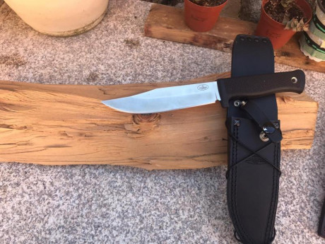 Magnífico cuchillo de la casa sueca fallkniven modelo A1en acero vg10 y funda de cuero su estado es impoluto
Su 00