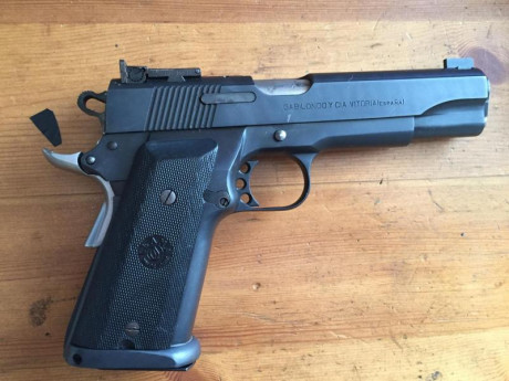 Buenas por exceso de armas pongo a la venta mi LLama Max2, es del 45 ACP más el carro de 9mm. El carro 01