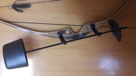 Vendo este arco tradicional bear kodiak magnum de 55lb zurdo en perfecto estado . Es muy potente y tiene 02