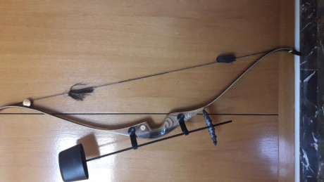Vendo este arco tradicional bear kodiak magnum de 55lb zurdo en perfecto estado . Es muy potente y tiene 01
