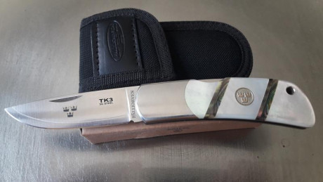 Vendo esta estupenda fallkniven tk3 con cachas nacar , preciosa  con funda original , tiene una ligera 02