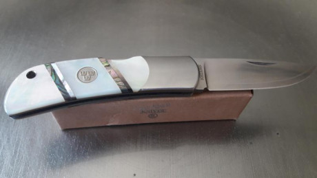 Vendo esta estupenda fallkniven tk3 con cachas nacar , preciosa  con funda original , tiene una ligera 00