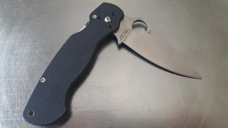 Vendo spyderco paramilitari 1 se vende tal cual sale en las fotos . Esta usada y no tengo el clip ni la 00