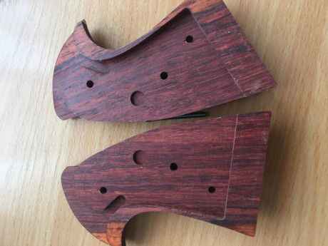 Vendo cachas para Colt Python nuevas sin estrenar. 100€  puestas en casa del comprador    Tlf 652500517. 02
