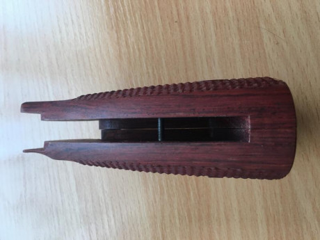 Vendo cachas para Colt Python nuevas sin estrenar. 100€  puestas en casa del comprador    Tlf 652500517. 00