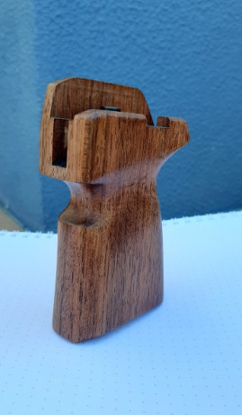 Grip para Leshiy, hecho de madera exótica Cumaru (madera extremadamente dura)
acabado con varias capas 02