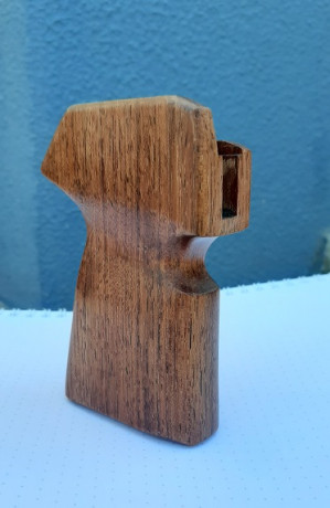 Grip para Leshiy, hecho de madera exótica Cumaru (madera extremadamente dura)
acabado con varias capas 01
