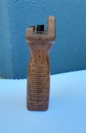 Grip para Leshiy, hecho de madera exótica Cumaru (madera extremadamente dura)
acabado con varias capas 00