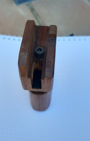 Grip para Leshiy, hecho de madera exótica Cumaru (madera extremadamente dura)
acabado con varias capas 10