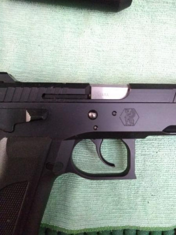 Hola compañeros
hace poco adquiri a un colega del foro una pistola de la marca suiza Sphinx AT2000 teniendo 131