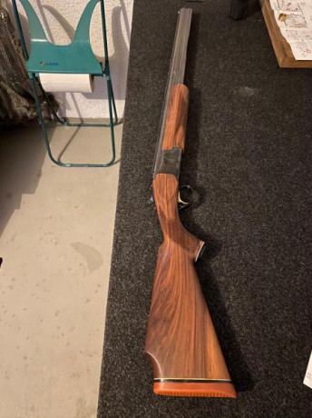 Vendo escopeta superpuesta de plato, Miroku cal. 12, con maletin de transporte, en muy buen estado, maderas 02