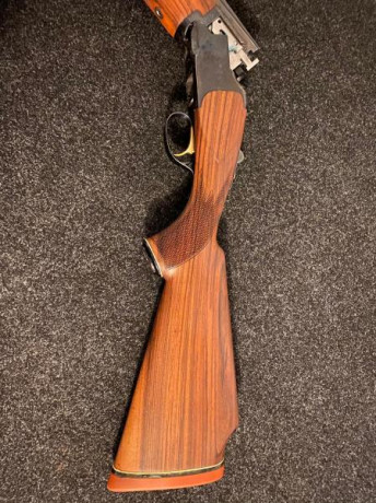 Vendo escopeta superpuesta de plato, Miroku cal. 12, con maletin de transporte, en muy buen estado, maderas 01