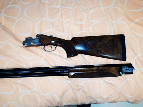 Hola vendo escopeta Beretta 682 Gold E, trap 76,cm madera seleccionada sin apenas uso con su maletín y 02