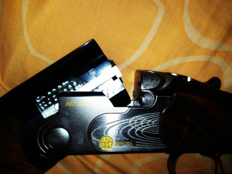 Hola vendo escopeta Beretta 682 Gold E, trap 76,cm madera seleccionada sin apenas uso con su maletín y 01