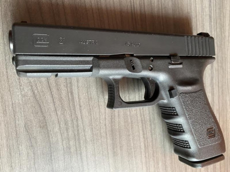 Vendo Glock 21 SF calibre 45 ACP, estado impecable, practicamente sin uso, tiene 6 meses y ha disparado 10